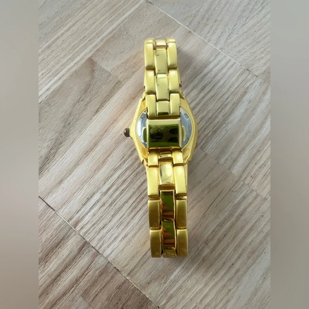 Vintage denacci ladies gold tone watch NEW BATTERY